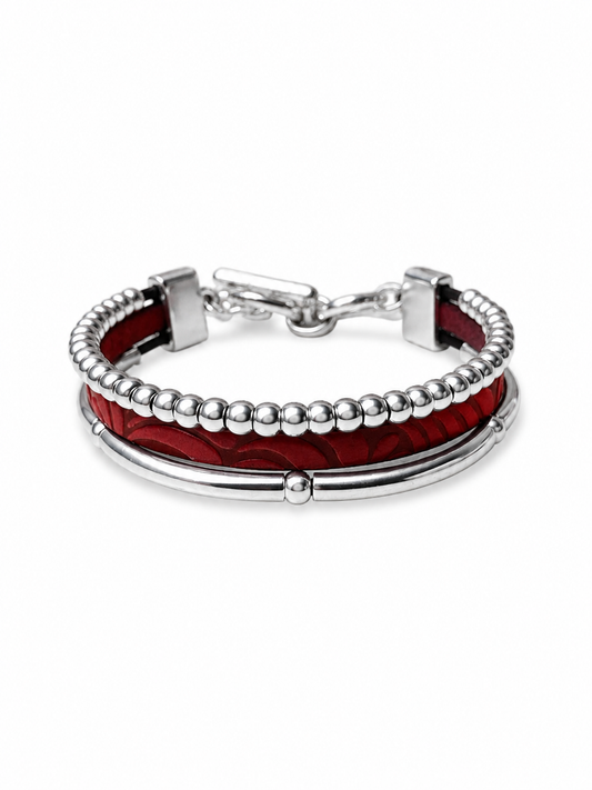 Pulsera de Tres Filas : Cuero Rojo Texturizado y Bolitas Plateadas