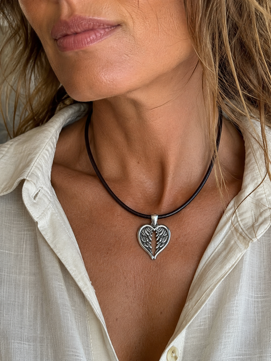 Gargantilla Corazón Alado de Plata con Cordón de Cuero