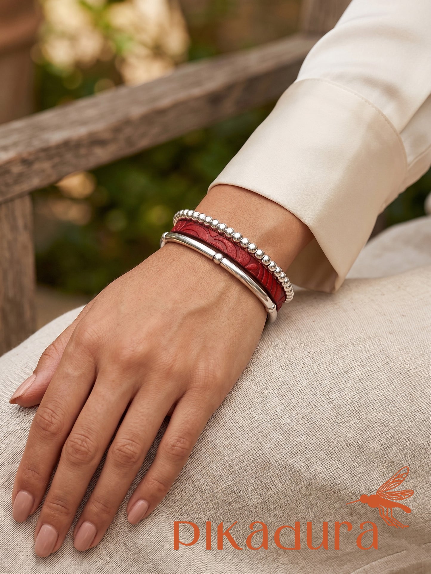 Pulsera de Tres Filas : Cuero Rojo Texturizado y Bolitas Plateadas